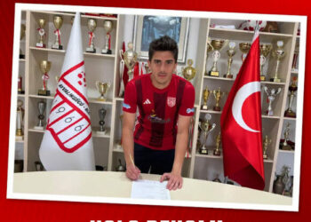 Ayvalıkgücü kaleci Bartu ile uzattı