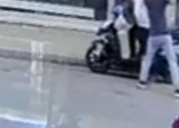 Esnafı bıçakla yaraladı, 'oyun bitti' deyip teslim oldu; saldırı kamerada