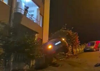 Ordu’da bahçe duvarında askıda kalan otomobilin sürücüsü kaçtı