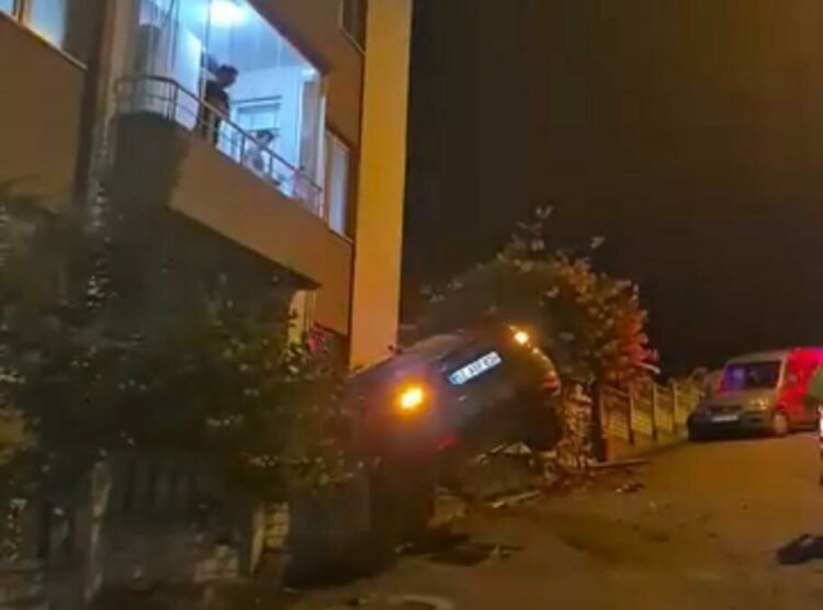 Ordu’da bahçe duvarında askıda kalan otomobilin sürücüsü kaçtı