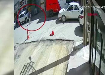 Sürücüsünün geri manevra yaptığı minibüs yayaya çarptı