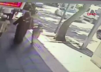 Otomobilin açılan kapısına çarpan motosikletin sürücüsü yaralandı