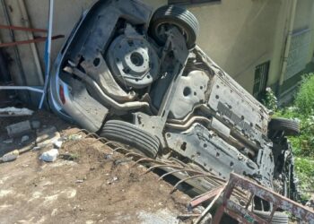Hafif ticari araçla çarpışan otomobil, bahçeye devrildi: 1 yaralı