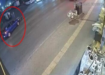 Bursa'da devrilen motosiklet otomobile çarptı; o anlar kamerada