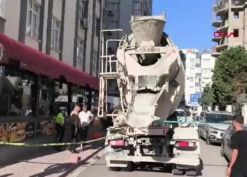 Beton mikserinin altında kalan yaya hayatını kaybetti