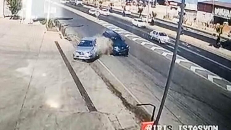 İki otomobil ile TIR’ın karıştığı kaza kamerada; 1 yaralı