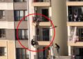 Balkondan düşmek üzere olan kız çocuğunu katları tırmanarak kurtardı
