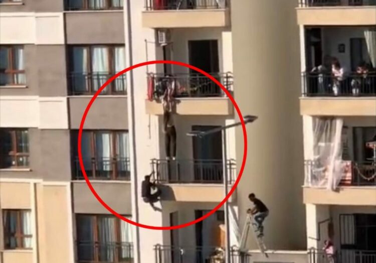Balkondan düşmek üzere olan kız çocuğunu katları tırmanarak kurtardı