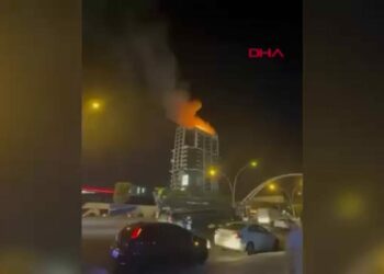 Ankara'da bir iş merkezinin çatısında çıkan yangın söndürüldü