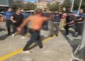 Esenler’de kendini yaralayıp bıçakla polislerin üzerine yürüyen şüpheli kamerada