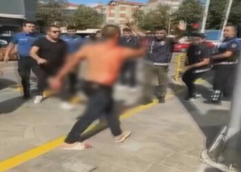Esenler’de kendini yaralayıp bıçakla polislerin üzerine yürüyen şüpheli kamerada