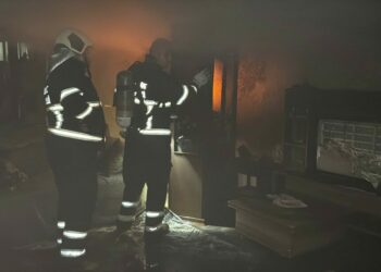 5 katlı apartmanın 3'üncü katında yangın çıktı; 2 kişi dumandan etkilendi
