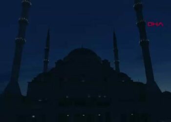 Dede mesleğini geleceğe taşıyor; 23 yıldır camileri süslüyor