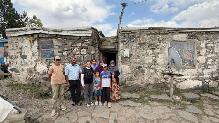 Tek odalı köhne evde yaşayan 9 kişilik aileye yeni yuva