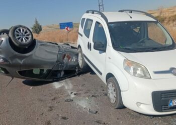 Ankara'da otomobil ve hafif ticari araç çarpıştı: 3 yaralı