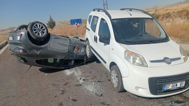 Ankara'da otomobil ve hafif ticari araç çarpıştı: 3 yaralı