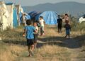 Mevsimlik işçiler tarlada, çocukları oyunda