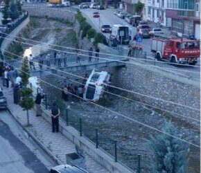 Çorum'da diyaliz hastalarını taşıyan servis aracı çaya uçtu: 5 yaralı