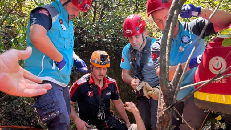 Doğa yürüyüşü sırasında 7 metre çukura düşerek yaralandı