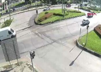 Seyir halindeki TIR’ın dorsesinin koptuğu anlar kamerada