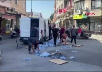 Ceyhan’da yola dökülen su şişelerini vatandaşlar topladı
