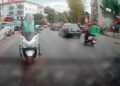 Motokurye, trafikte arkadaşına el işareti yaparken kaza yaptı