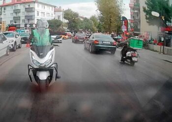 Motokurye, trafikte arkadaşına el işareti yaparken kaza yaptı