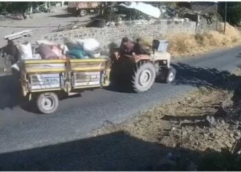 Traktörün devrildiği kaza kamerada; 3 yaralı