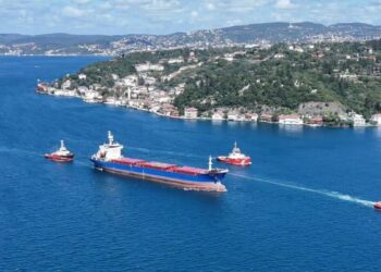 Rusya'da İHA saldırısına uğrayan gemi İstanbul Boğazı'nda geçiyor; trafik çift yönlü kapatıldı
