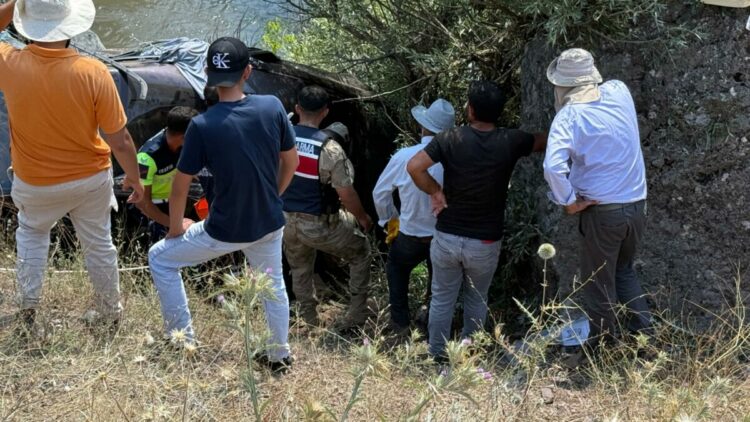 Bingöl’de otomobil dere yatağına devrildi: 1 ölü, 4 yaralı