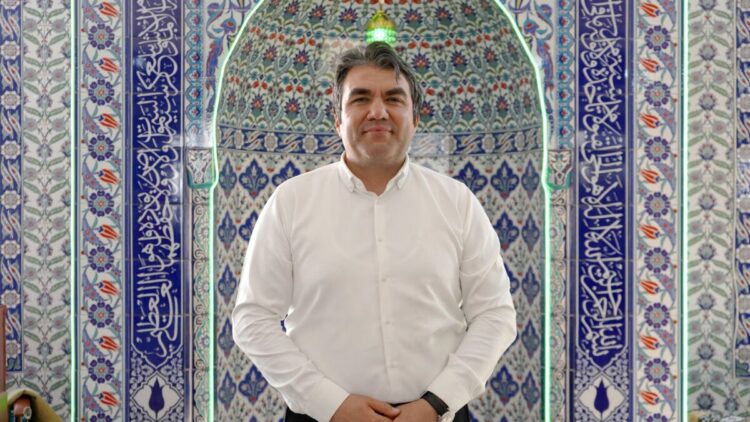 Yazdığı kitapla gençleri camide buluşturdu