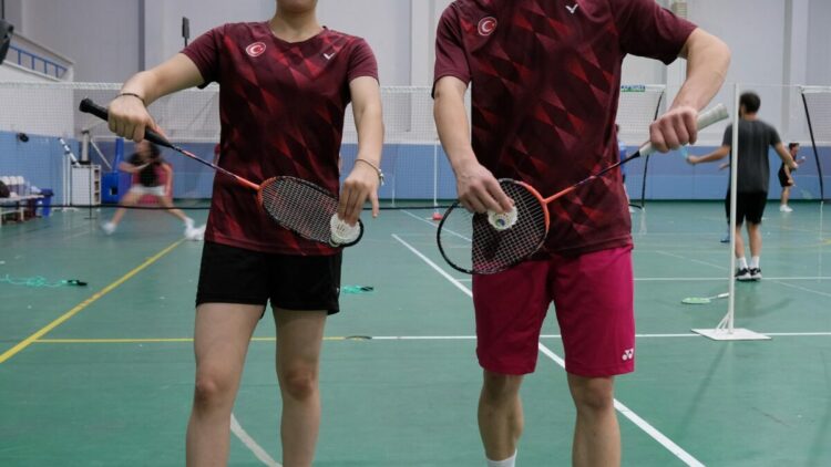 Karışık çiftlerde Türkiye'ye ilk kez altın madalya kazandıran sporculara uçakta sürpriz