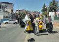 Taksi şoförü ile motokuryenin trafikte tekmeli yumruklu kavgası kamerada