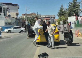 Taksi şoförü ile motokuryenin trafikte tekmeli yumruklu kavgası kamerada