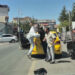 Taksi şoförü ile motokuryenin trafikte tekmeli yumruklu kavgası kamerada