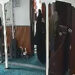 Camiye namaza gelen kadının çantasındaki altınları çaldılar