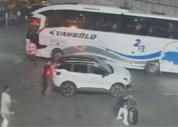 Sultanbeyli'deki terör operasyonunda DEAŞ'lı şüphelinin etkisiz hale getirildiği anlar kamerada