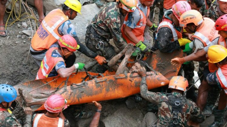 Nepal'deki selde tünelde mahsur kalan 2 işçi 9 gün sonra kurtarıldı