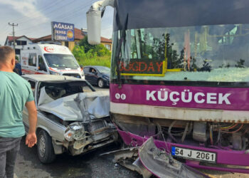 Özel halk otobüsü ile otomobil kafa kafaya çarpıştı: 5 yaralı