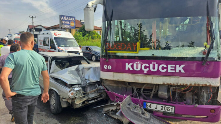 Özel halk otobüsü ile otomobil kafa kafaya çarpıştı: 5 yaralı