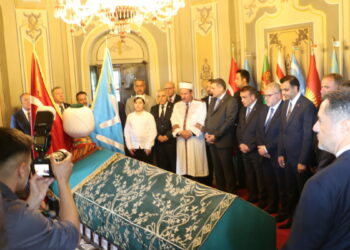 Bakan Çiftçi, Ertuğrul Gazi Türbesi’ni ziyaret etti