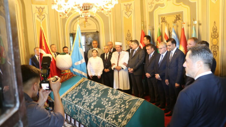 Bakan Çiftçi, Ertuğrul Gazi Türbesi’ni ziyaret etti