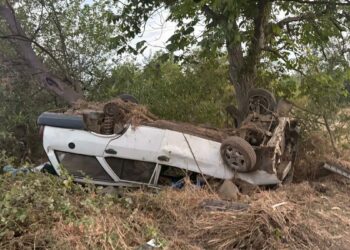 Şarampole yuvarlanan otomobil ağaca çarptı; 8 yaralı