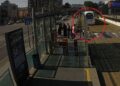 Raylara atlayan küçük kızı tişörtünden çekerek kurtardı