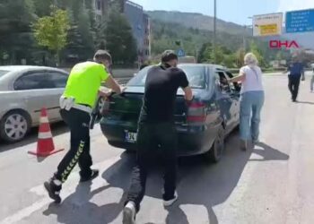 Amasya’da yolda kalan sürücünün yardımına polisler koştu