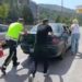 Amasya’da yolda kalan sürücünün yardımına polisler koştu