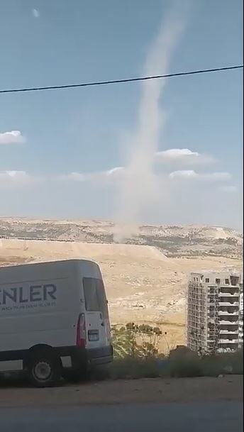 Mardin’de arazide oluşan hortum kamerada