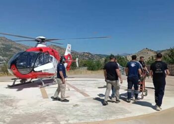 Tunceli’de parmaklarından yaralanan kadın, ambulans helikopterle sevk edildi