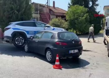 Polis aracıyla otomobil çarpıştı; 2 yaralı