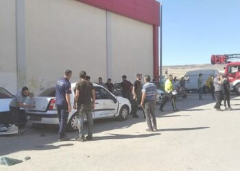 Önce kamyonete, ardından park halindeki araçlara çarpan otomobildeki 2 kiyi yaralandı